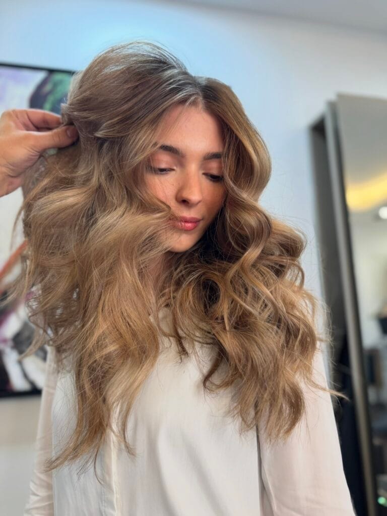 Styling mit Locken und Beach Waves – Damenfrisur Moderno Coiffeur