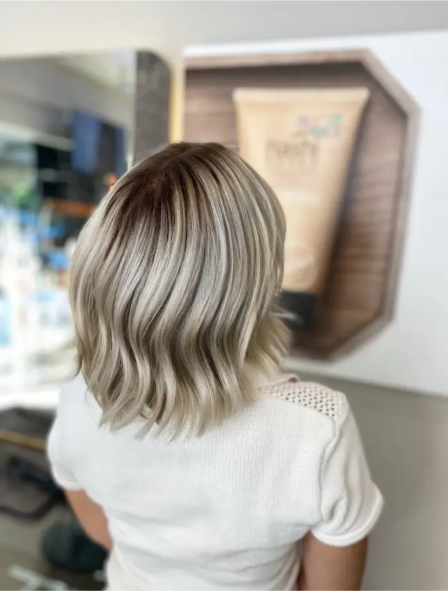 Natürliches Balayage in Blond mit weichen Übergängen und gesundem Glanz – gestylt bei Moderno Coiffeur.