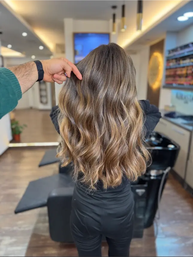Natürliches Balayage in Blond mit weichen Übergängen und gesundem Glanz – gestylt bei Moderno Coiffeur.